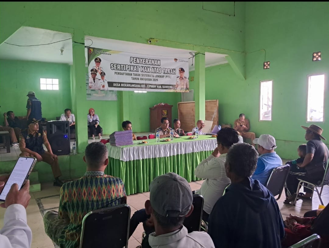 Ratusan Warga Dua Desa di Kecamatan Ciparay Terima Sertipikat Elektronik PTSL Gratis dari BPN