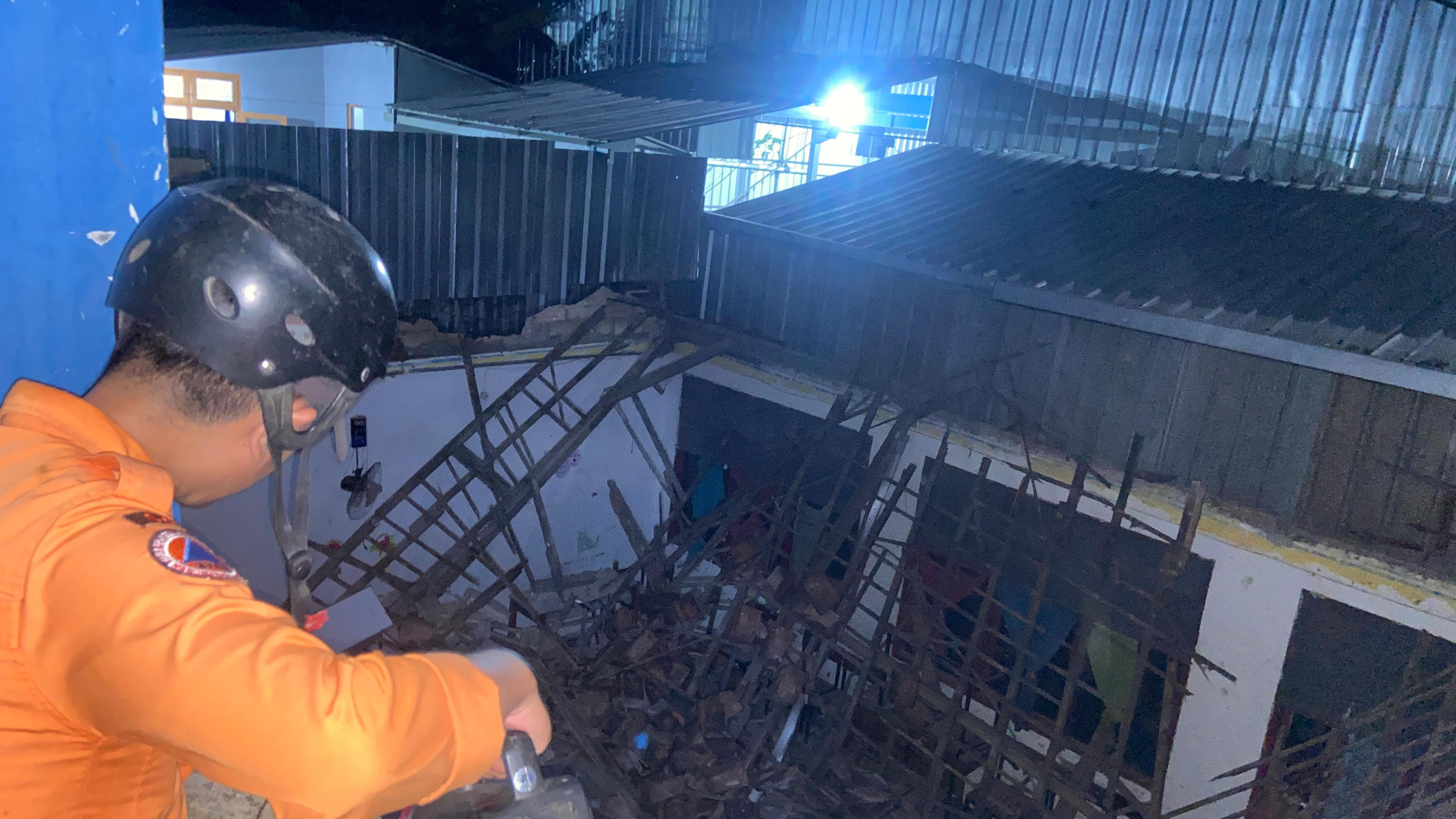 Bangunan MI di Gunung Putri Ambruk, Dua Kelas Rusak