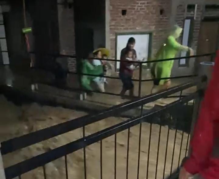 Polda Jabar Turun Tangan Bantu Korban Banjir Bandang Garut