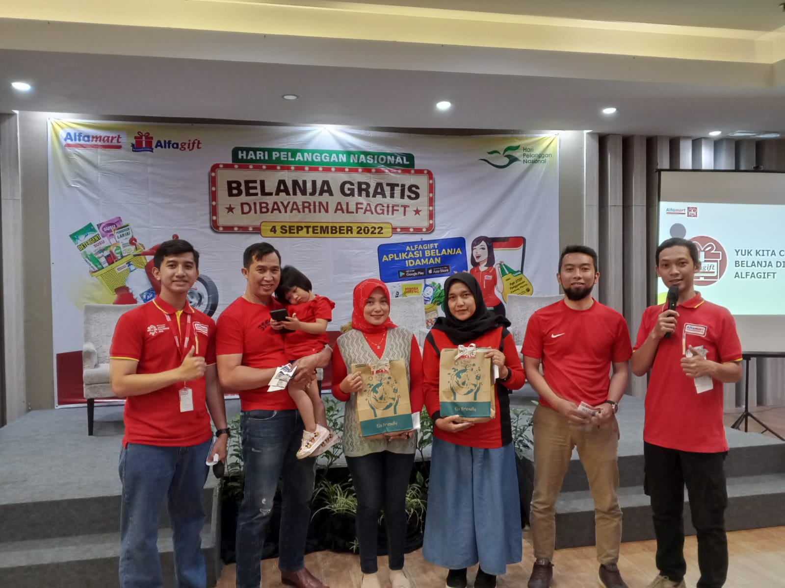 Harpelnas, Alfamart dan Alfagift Ajak Pelanggan Lebih Smart & Green