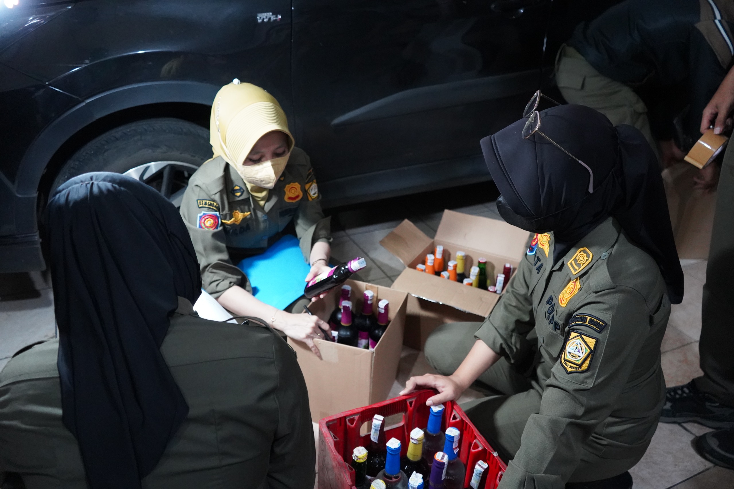 Operasi Penertiban Satpol PP Kabupaten Bogor: 203 Botol Miras dan 8 Galon Ciu Diamankan