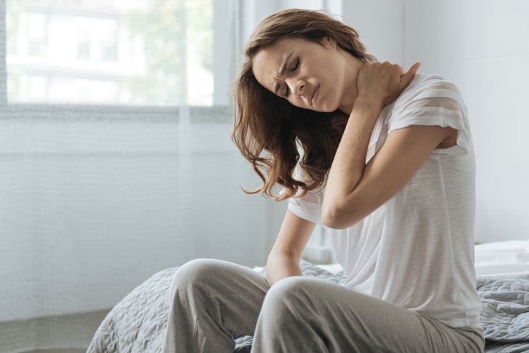 7 Cara Mengatasi Sakit Leher Akibat Posisi Bantal Tidur yang Salah