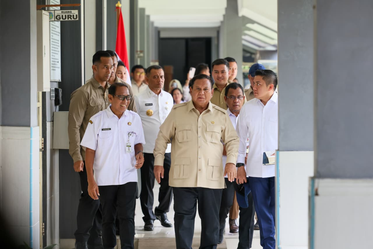 Ahmad Luthfi Dampingi Prabowo Kunjungi Sekolah di Cilacap, Para Siswa Respons Positif Program MBG 