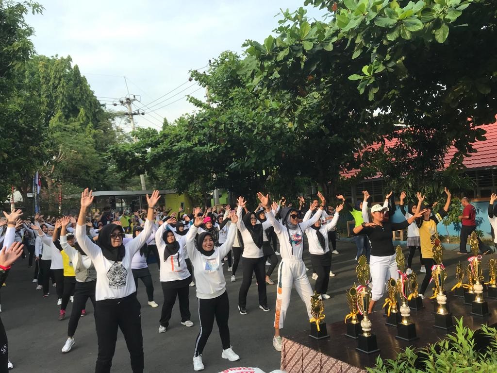 Rebutkan Hadiah Utama Jalan-jalan ke Thailand, Ribuan Peserta Meriahkan Senam Disway Di Cirebon