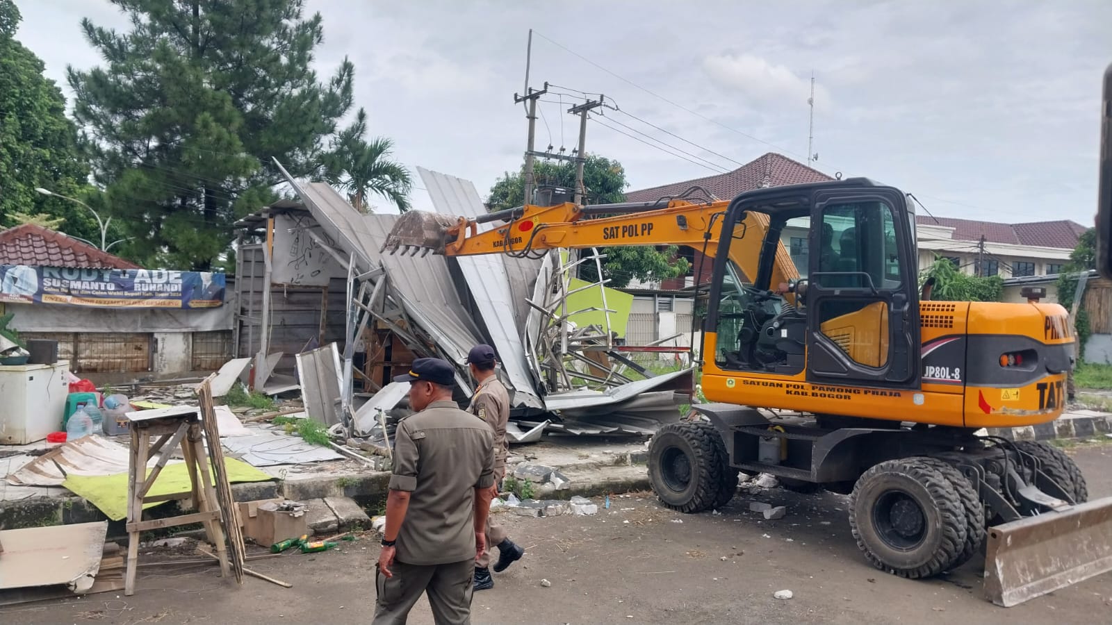 Satpol PP Bongkar Bangunan Area Gedung KNPI Kabupaten Bogor: Digunakan PKL Saat CFD
