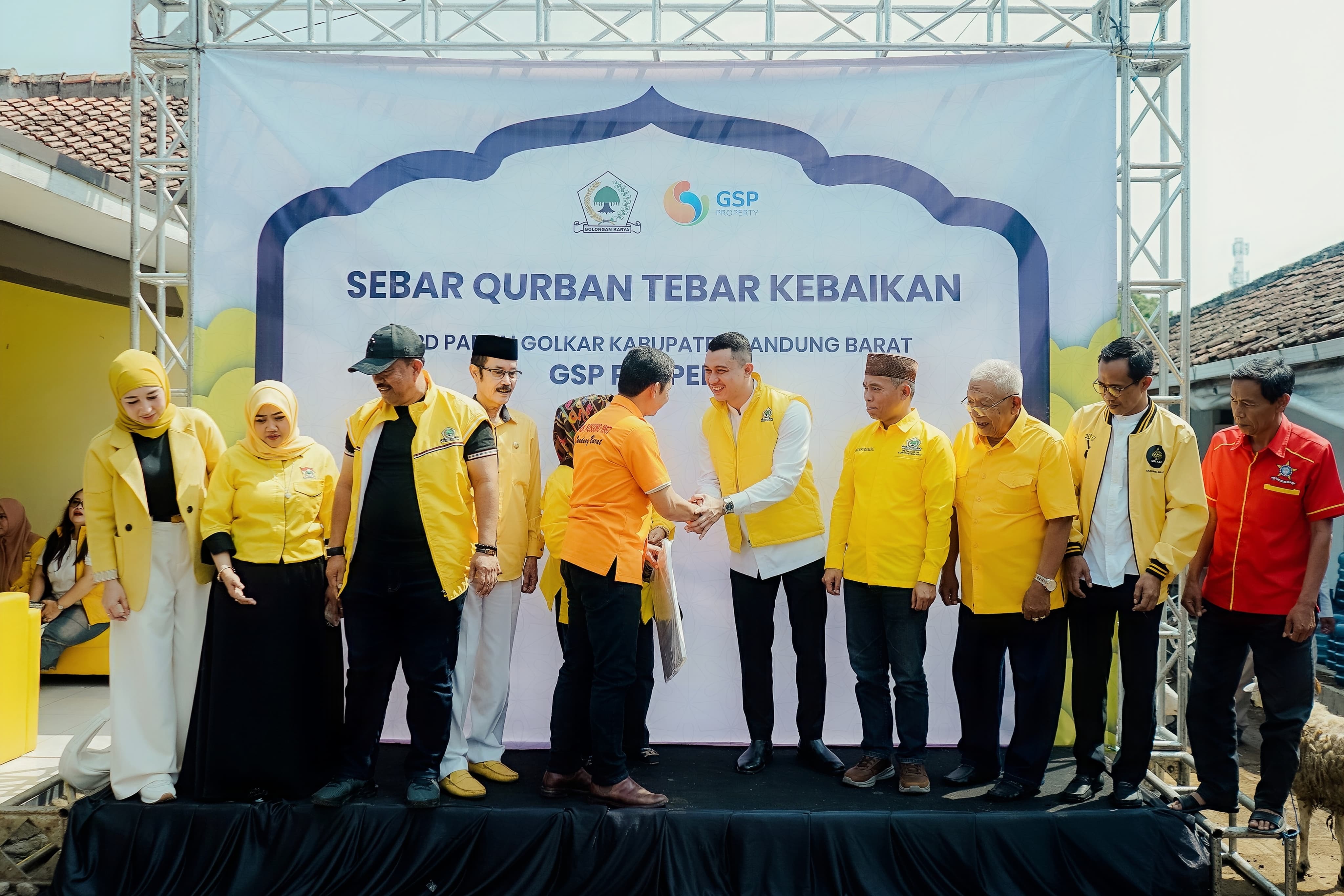CEO GSP Property Ariansyah Eka Saputra Salurkan Puluhan Hewan qlKurban di KBB via Golkar