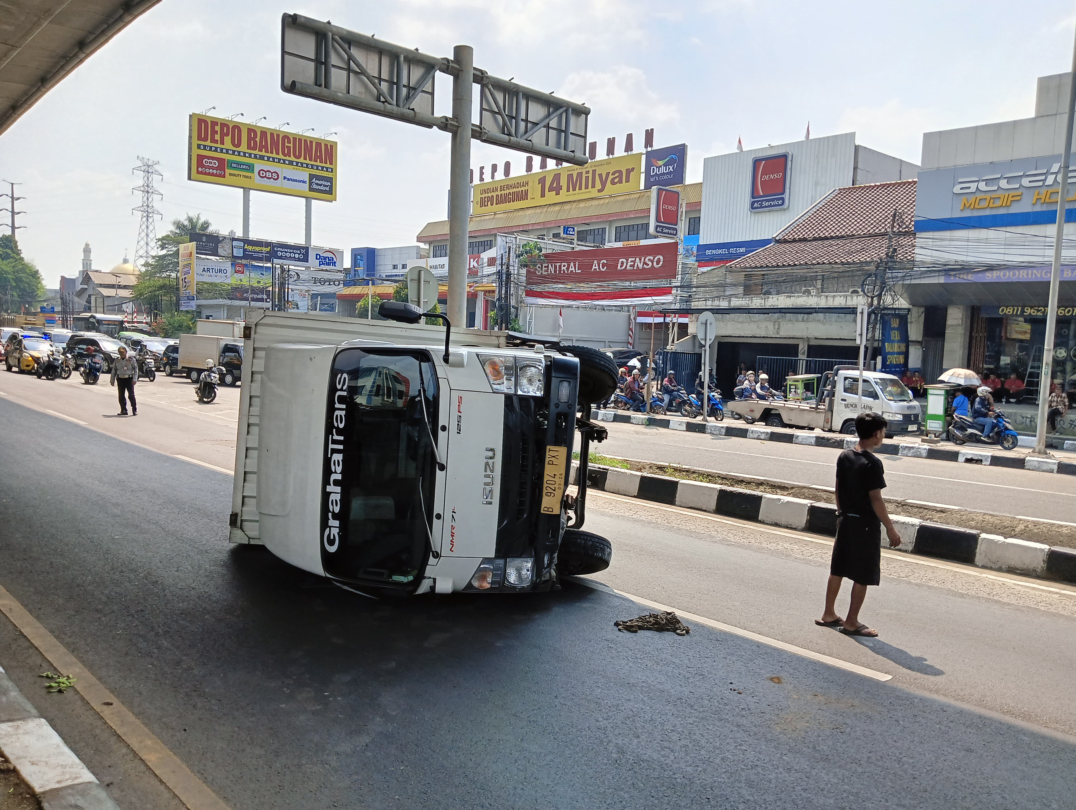 Truk Box Terguling di Bogor, Diduga Pengemudi Ngantuk