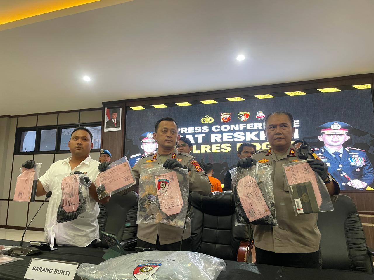 Dua Tersangka Penghilang Nyawa Driver Online Dibekuk Saat Mohon Hal Gaib di Makam Keramat