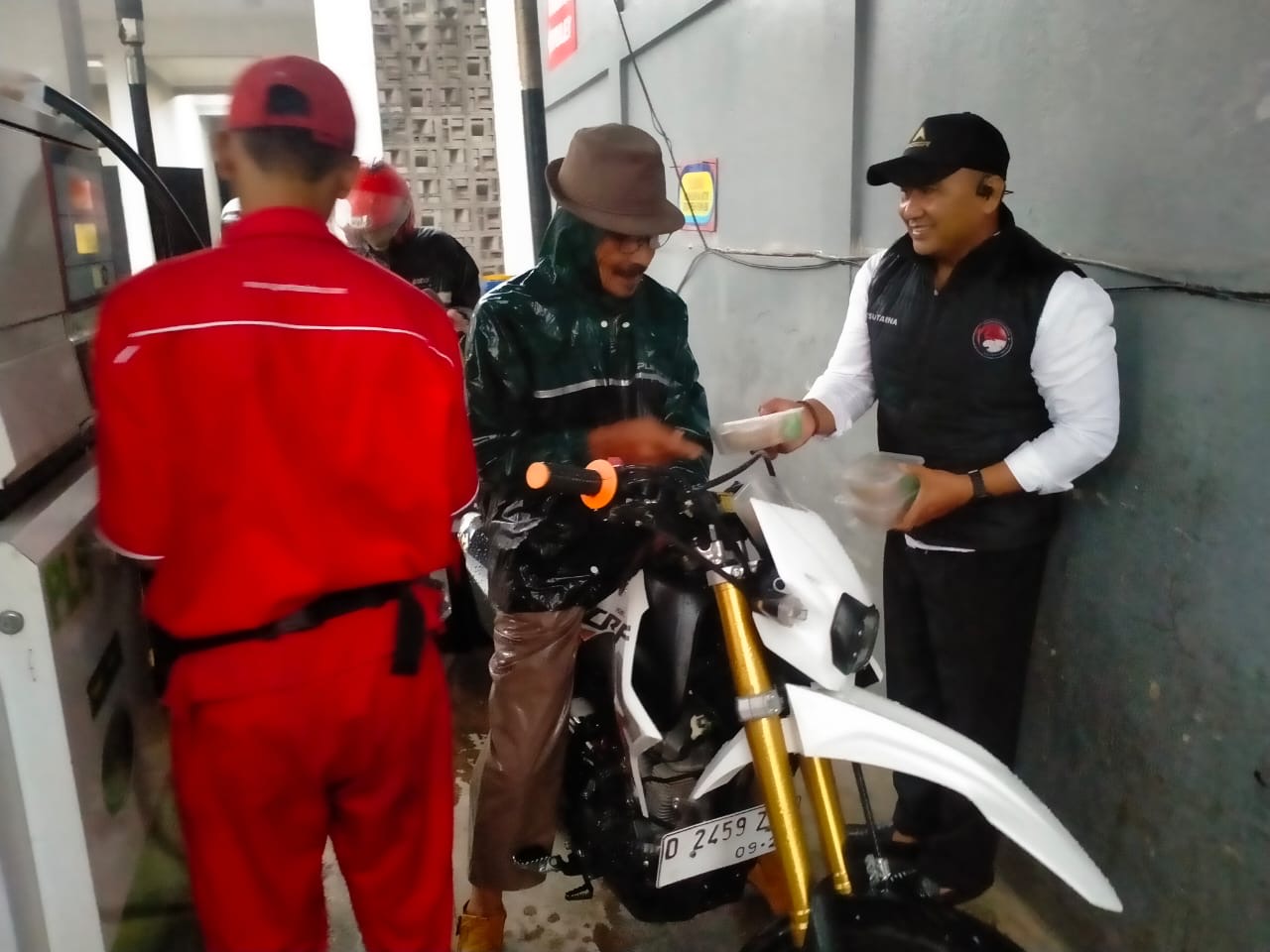 Satresnarkoba Polresta Bandung Bagikan Ratusan Takjil Gratis