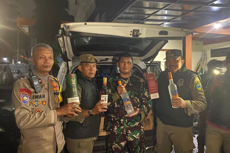 Satpol PP Garut Beraksi: Ratusan Botol Miras Disita di Malam Tahun Baru