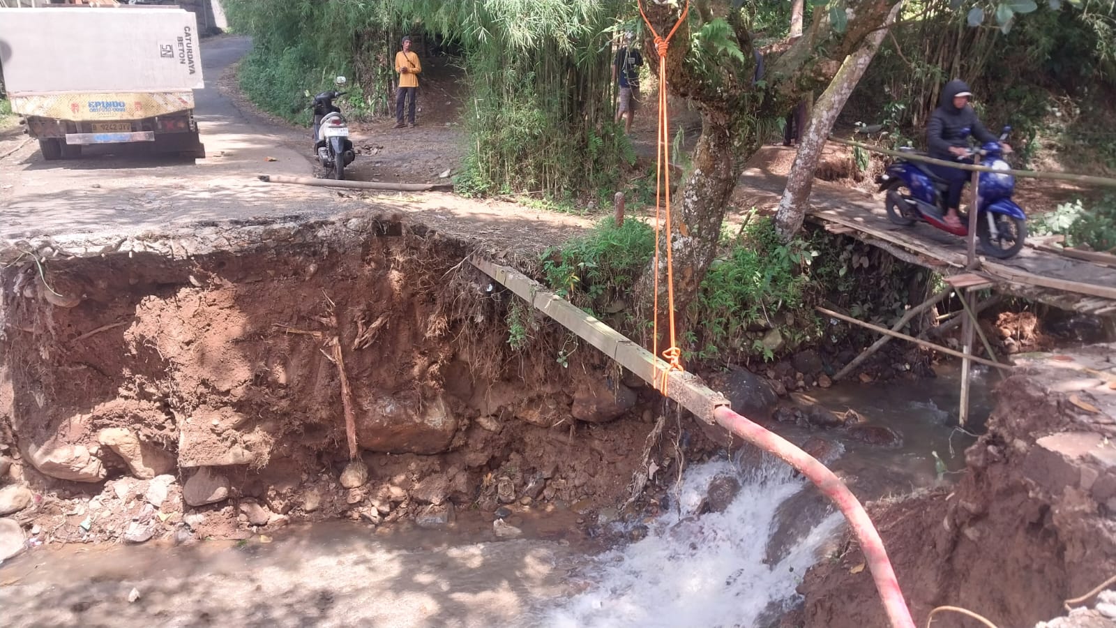Jalan Alternatif Puncak Terputus, Warga Bangun Jembatan Bambu
