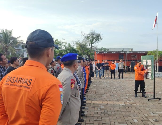 Basarnas DKI Jakarta Terus Melakukan Pencarian Korban Kapal KM Pari Kudus yang Terbalik di Kepulauan Seribu