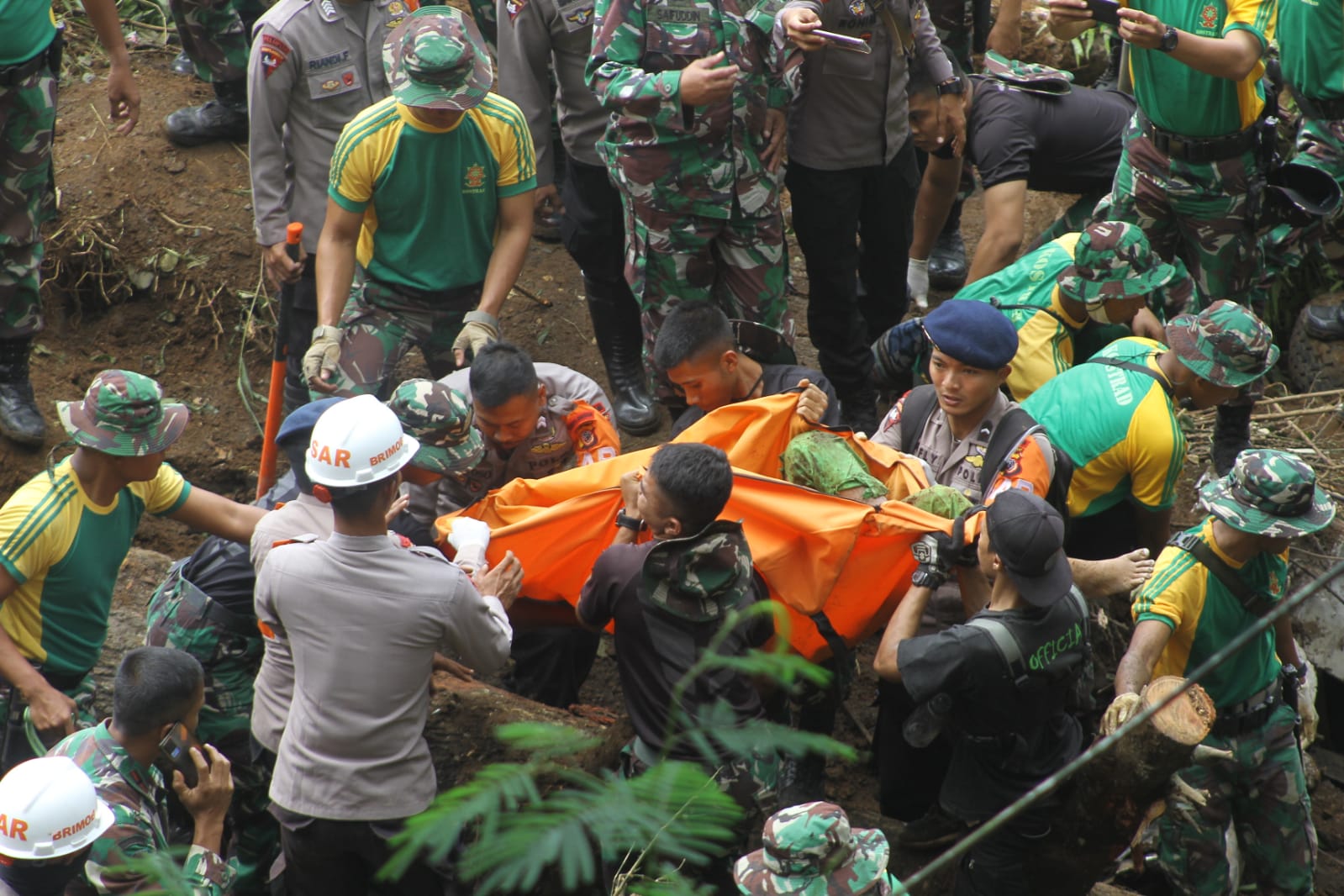 15 Orang Korban Longsor di Jalan Curugenang Dievakuasi