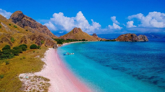 Pesona Pink Beach di Lombok: Surga Tersembunyi dengan Pasir Berwarna Merah Muda