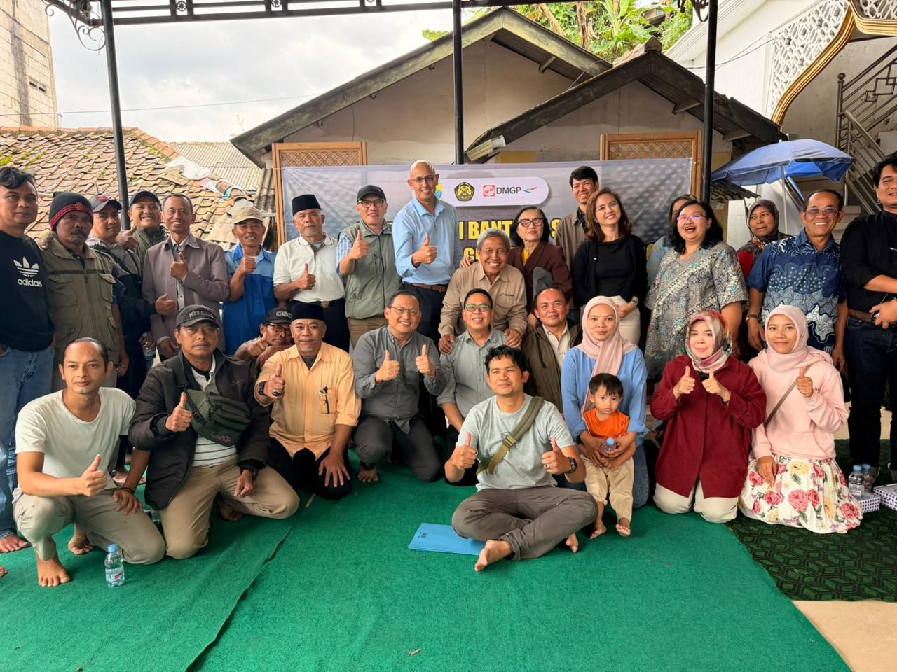 DMGP Serahkan Bantuan Sosial kepada Masyarakat Kampung Ciguntur