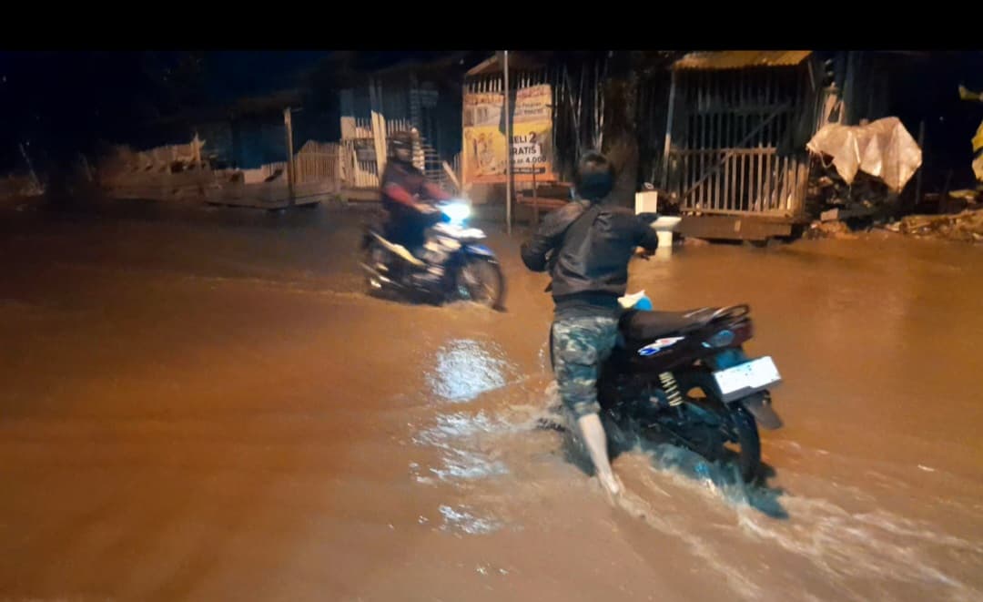 Jalan Cidawolong Majalaya Kembali Terendam Banjir: Sejumlah Sepeda Motor Mogok