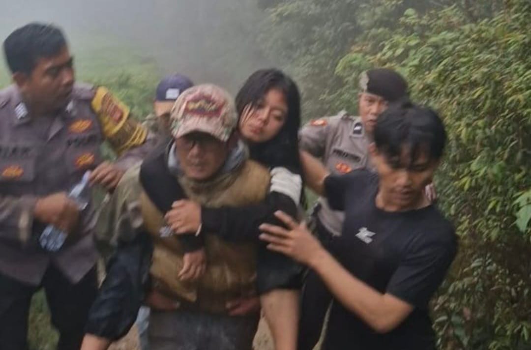 Terobos Hujan dan Kabut, Polisi Evakuasi Remaja Alami Hiportemia di Kawah Putih Rancabali Bandung