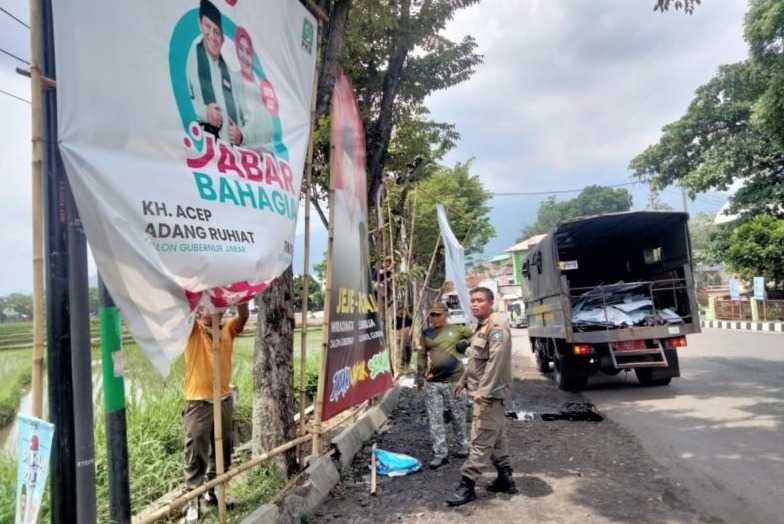 Masa Tenang Pilkada: Satpol PP Garut Bersihkan Atribut Kampanye