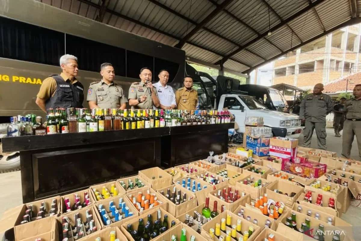 Satpol PP Kota Bogor Musnahkan 1.890 Botol Miras Sitaan