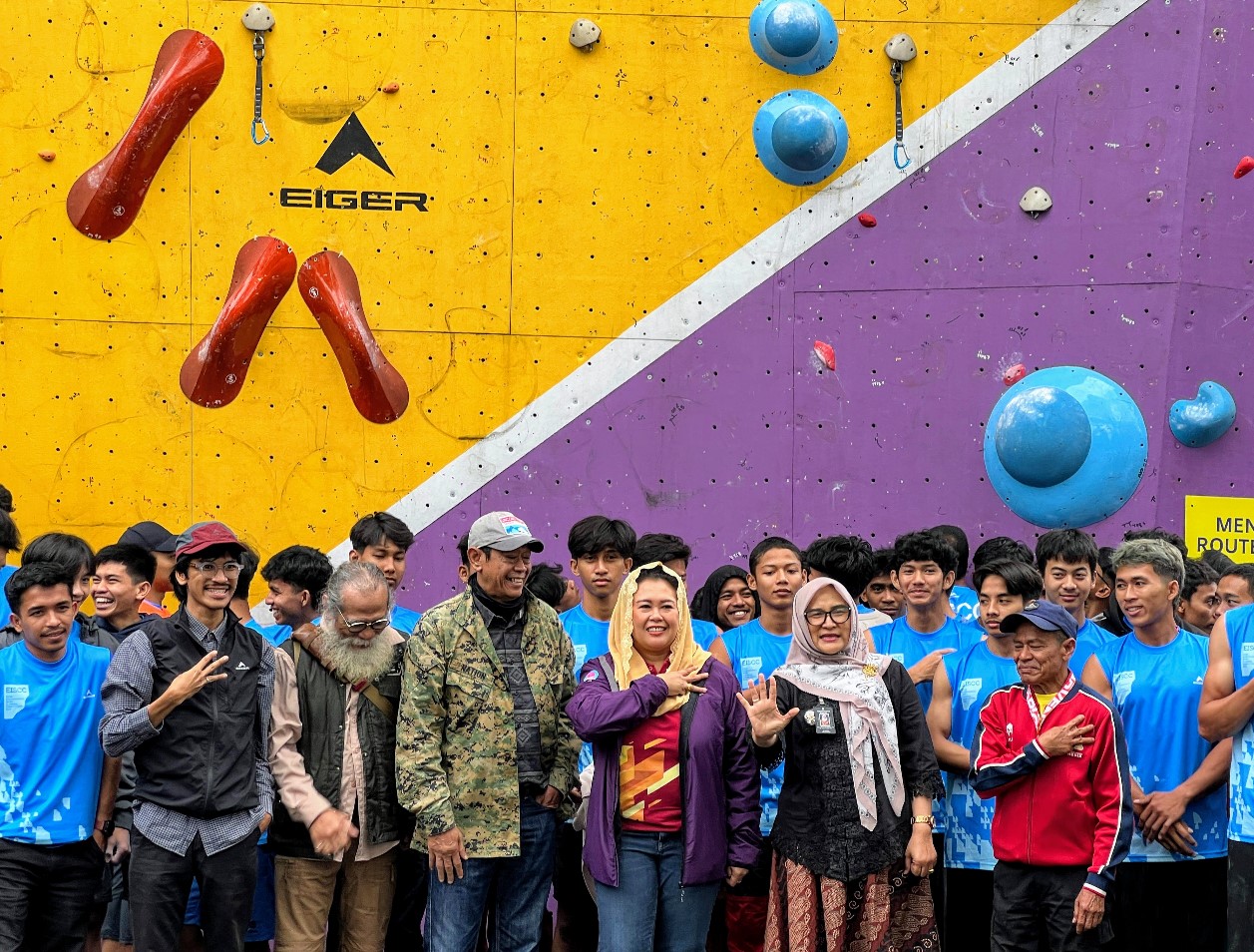 EIGER Buka Kompetisi Panjat Tebing EISCC 2025: Ratusan Atlet Panjat dari Seluruh Indonesia Datang ke Bandung
