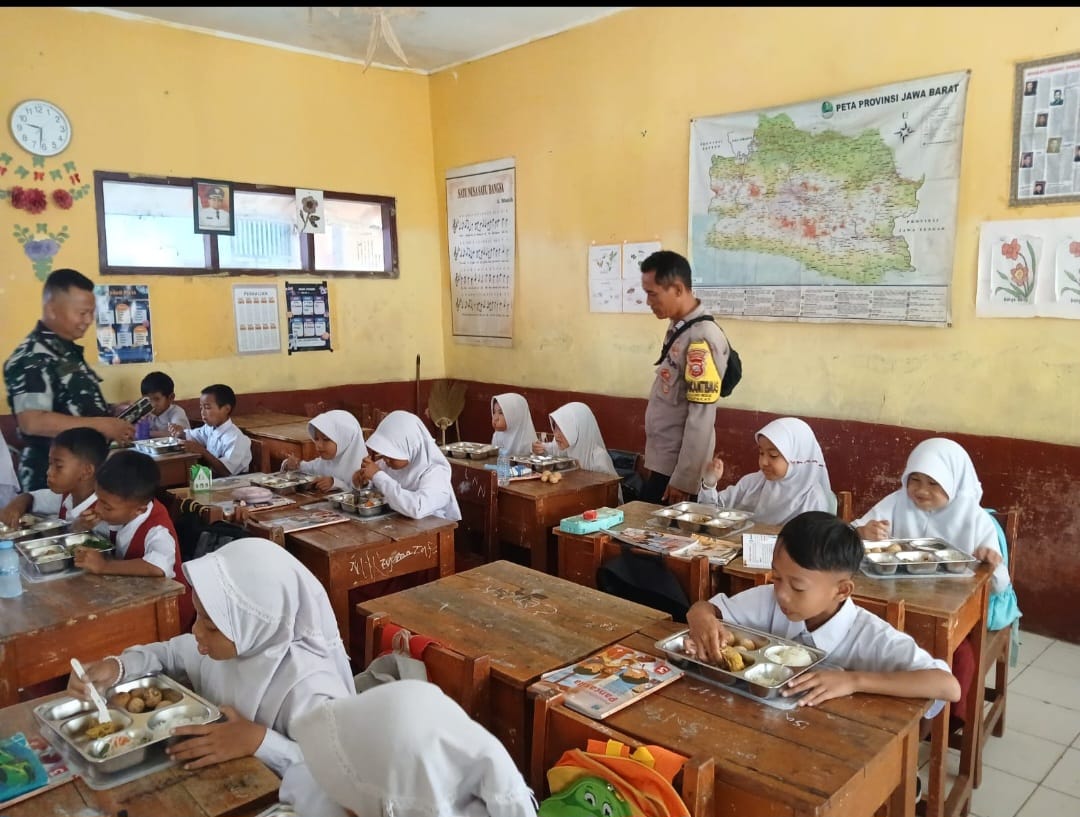 Sinergitas TNI dan Polri Monitoring Pendistribusian Makanan Bergizi Gratis di Ciparay