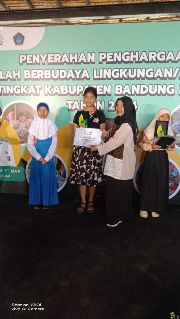 SDN 2 Cipanas Raih Juara 2 Lomba Baca Puisi Tingkat Kabupaten Bandung Barat yang Diselenggarakan DLH