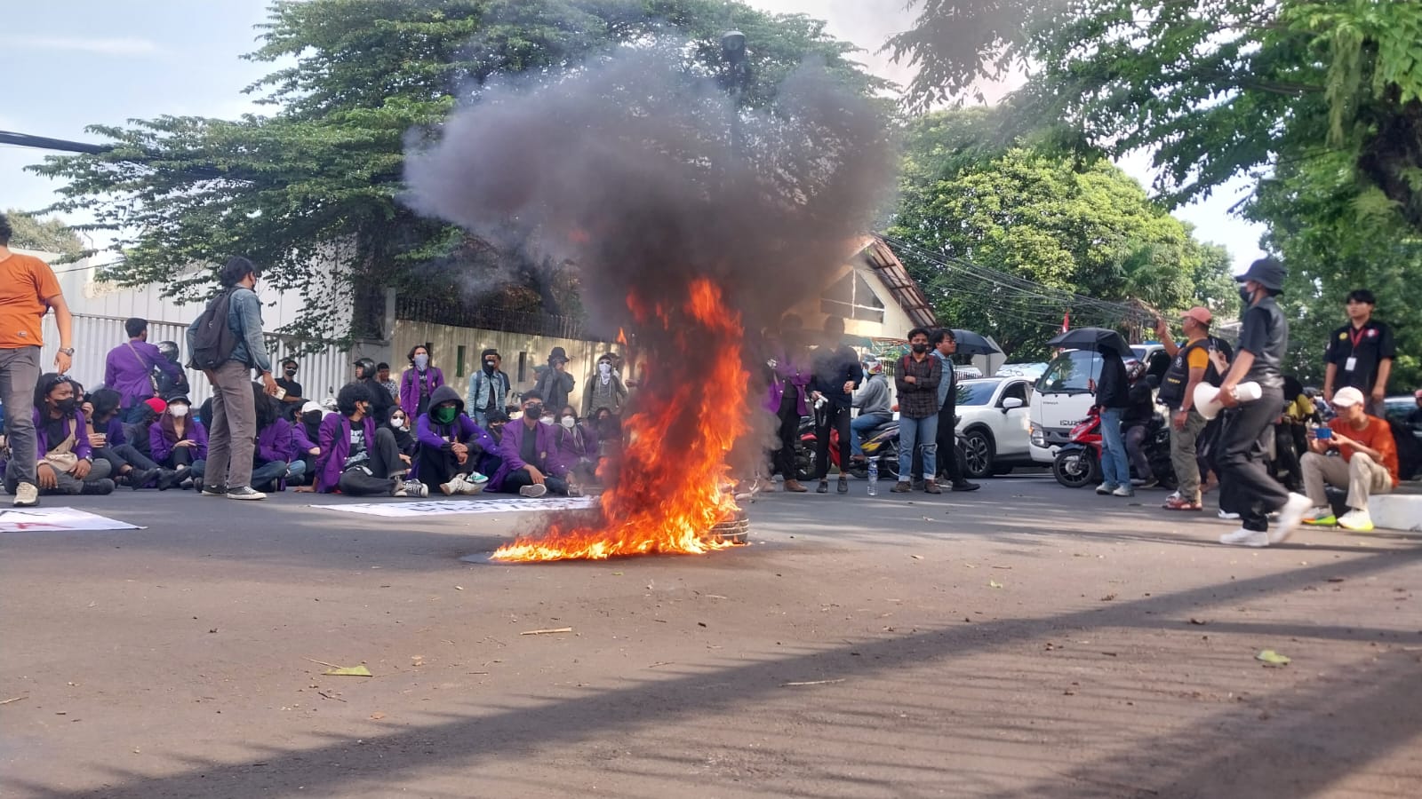 Demo di DPRD Kota Bogor, Massa Aksi Tutup Jalan hingga Dobrak Pagar