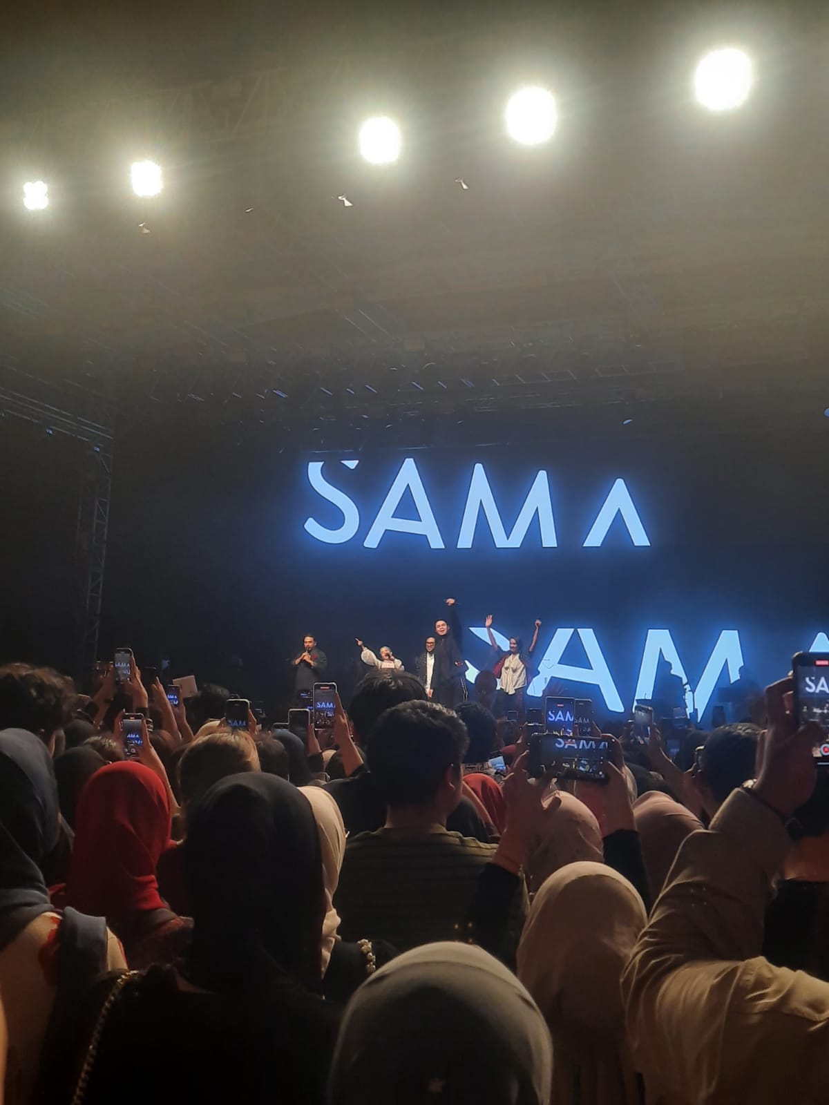 Tur SAMA SAMA 2025 di Bandung Dibuka dengan Kolaborasi Epik Tulus, Sal Priadi, Kunto Aji, Dere, dan Idgitaf