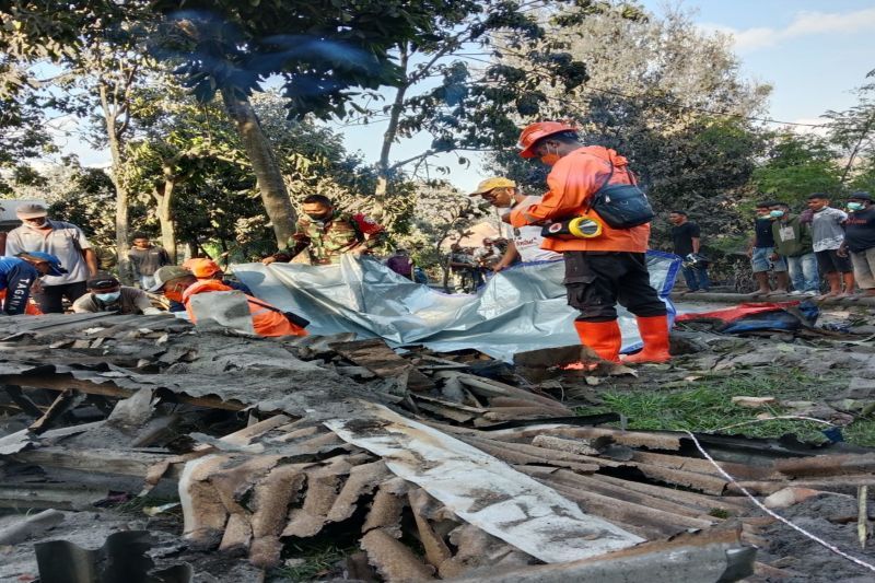 Ribuan Korban Erupsi Gunung Lewotobi Dievakuasi ke Tempat Pengungsian Darurat