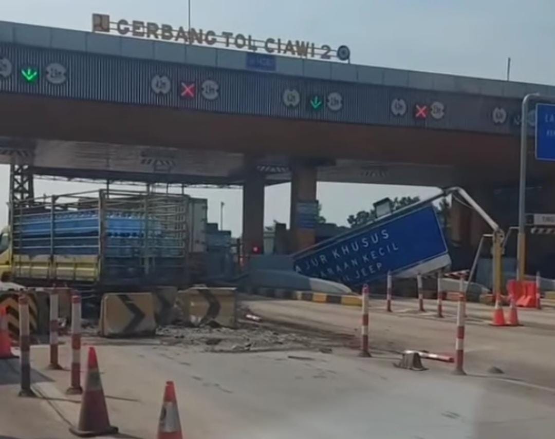 Truk Pengangkut Minuman Energi Rem Blong di Gate Tol Ciawi 2, Guardrill Terhempas ke Kendaraan Lain
