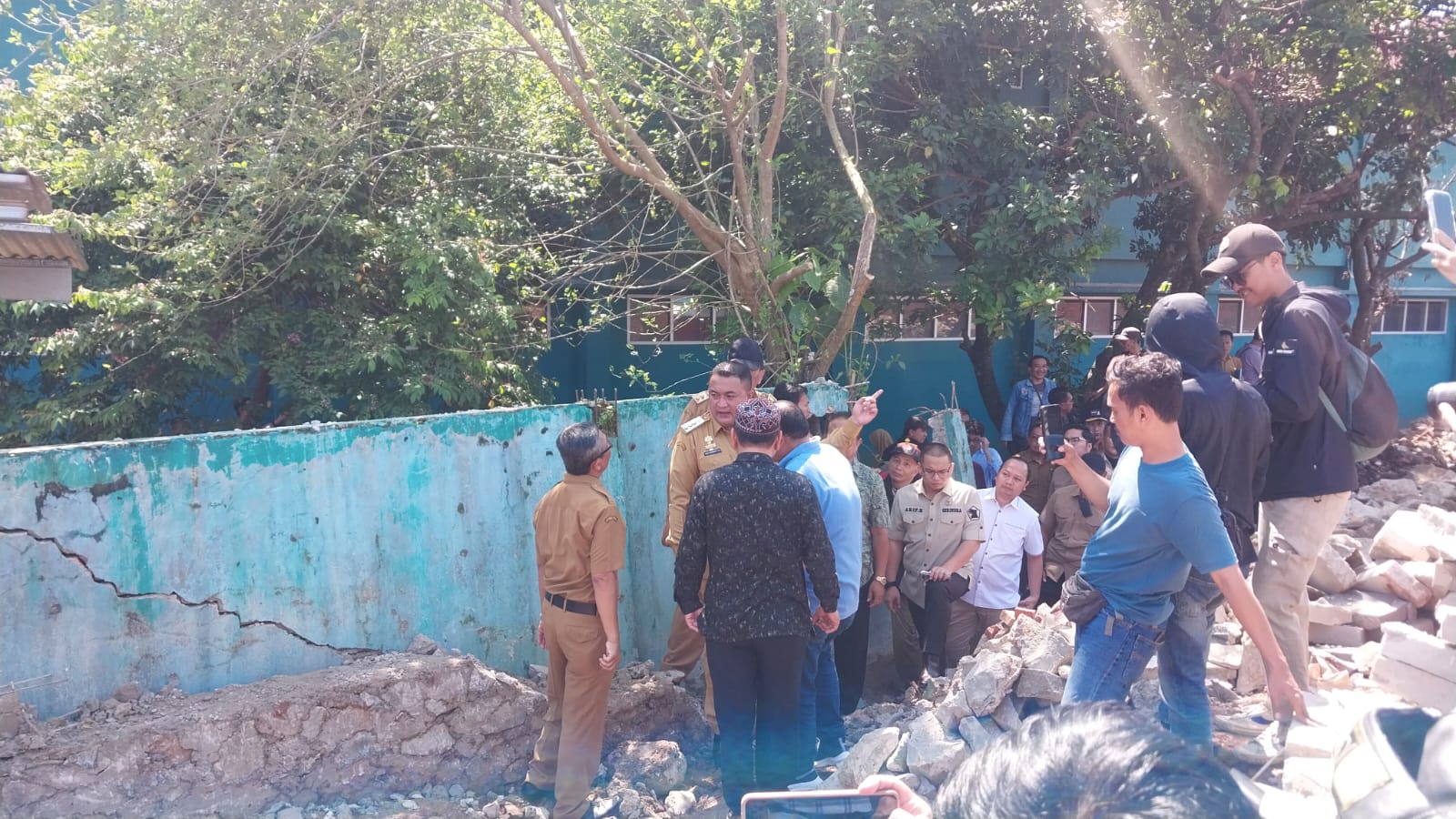 Mereka yang Terdampak Jebolan Tembok SDN Cipayung 01 Diduga Akibat Pengembang Perumahan