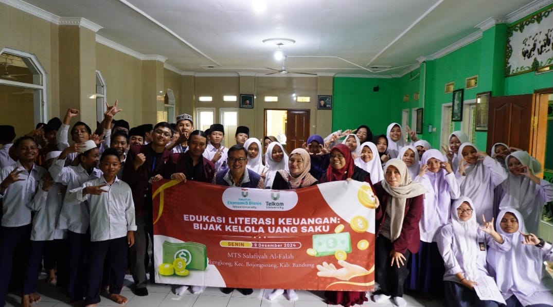 Dosen Tel-U Berikan Edukasi Keuangan Bagi Siswa di MTs Salafiyah Al Falah Bandung