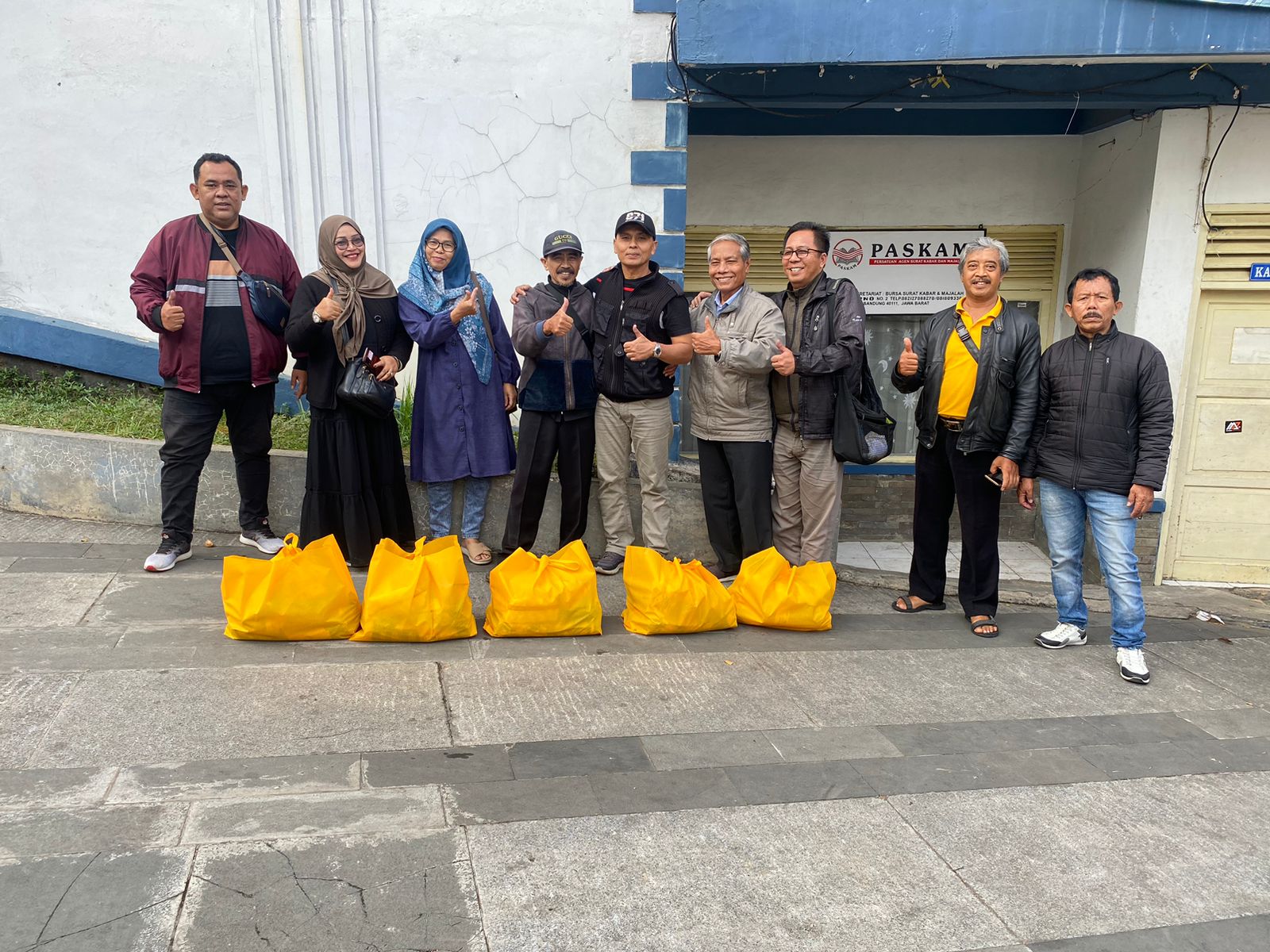 PASKAM Bagikan Bantuan Sembako Pada Para Pedagang Koran di Cikapundung