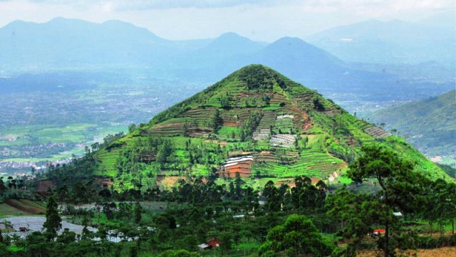 Mengungkap Misteri Gunung Padang Destinasi Wisata Situs Megalitikum