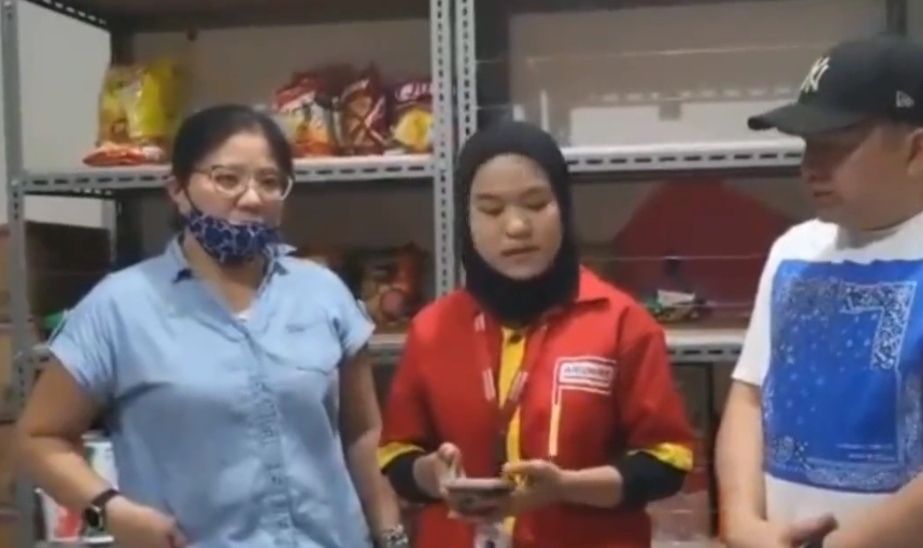 Tak Terima Rekaman Pencuriannya Viral, Ibu-ibu Ini Paksa Pegawai Alfamart Minta Maaf