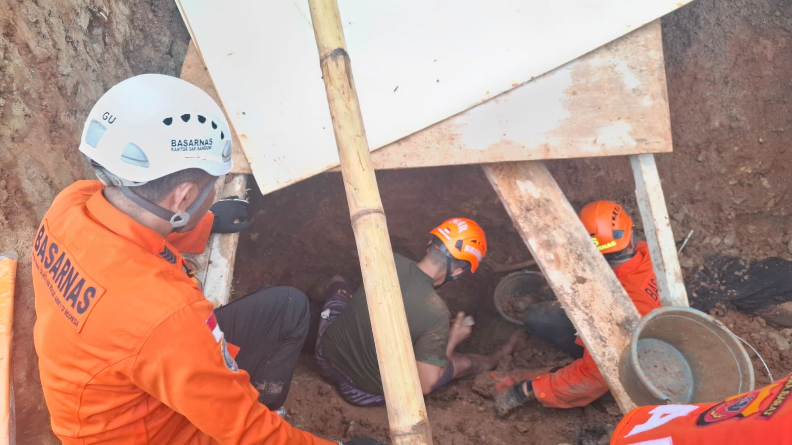 Proses Evakuasi 4 Korban Tertimbun Longsoran di Desa Cisempur Sumedang Masih Diupayakan Tim SAR Gabungan