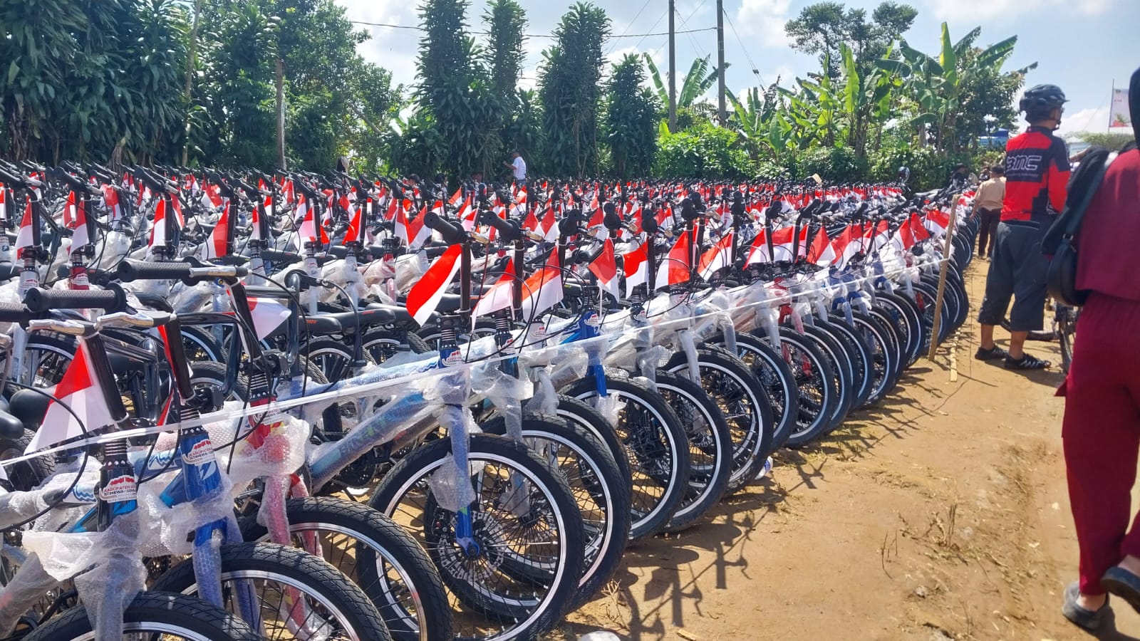 Bupati Bogor Beri 422 Unit Sepeda untuk Para Anak di Desa Malasari