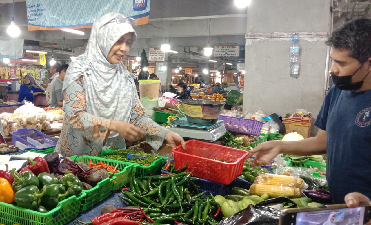 Tunggu Kedatangan Jokowi di Pasar Kosambi, Pedagang Minta Turunkan Harga Bahan Pokok