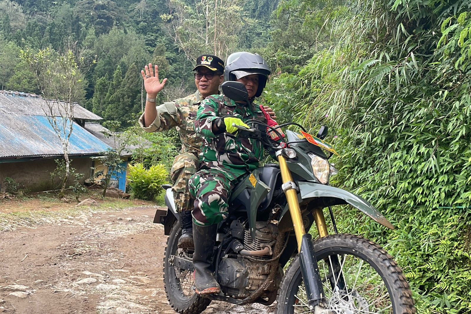 TMMD Perbaiki Jalan Sepanjang 1 Km Lebih Hubungkan Kabupaten Bandung dan Cianjur