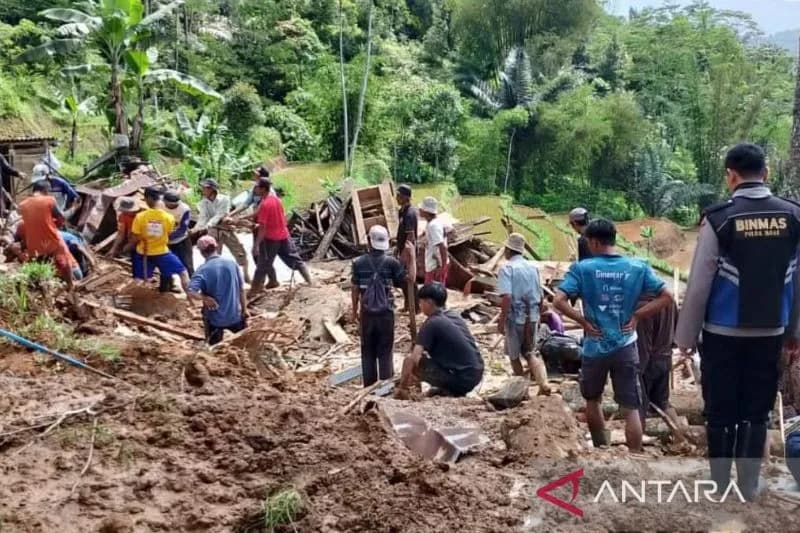 BPBD Cianjur Menangani Rumah Tertimbun dan Rusak Akibat Longsor