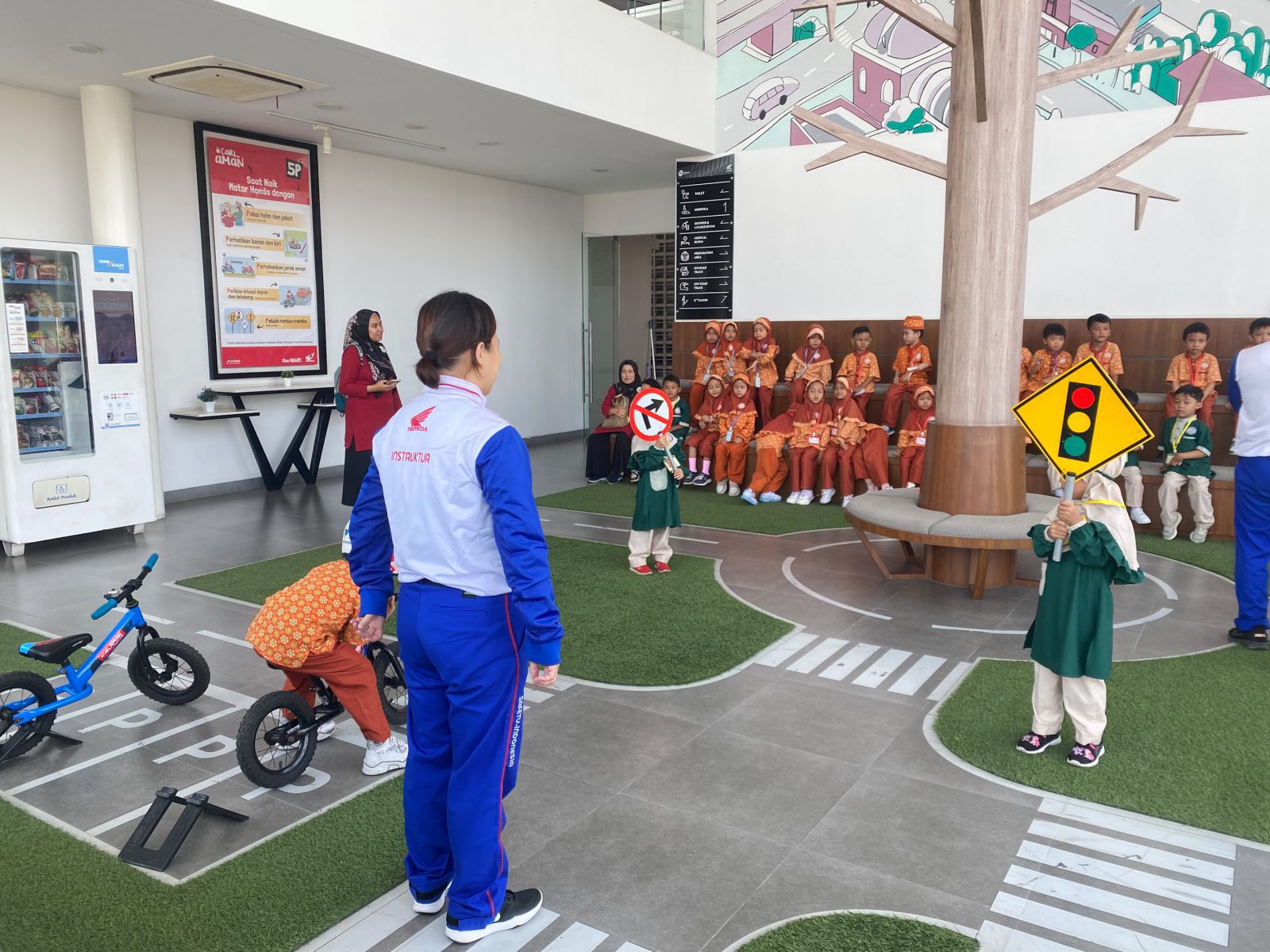 Menanamkan Pentingnya Safety Riding pada Anak-Anak Bersama Instruktur Safety Riding DAM