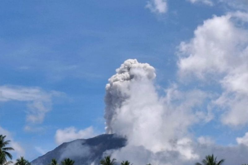 Gunung Ibu yang Terus Erupsi: Warga Diminta Jauhi Kawah 