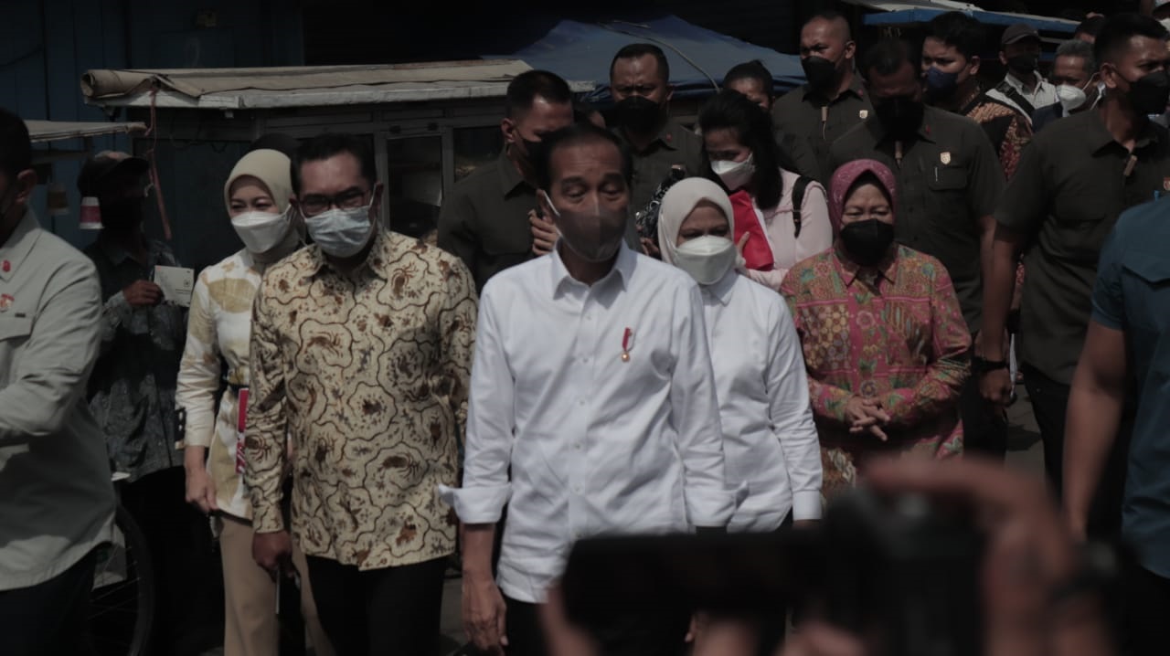 Jokowi Bagikan Bantuan bagi Warga dan Pedagang di Pasar Cicaheum
