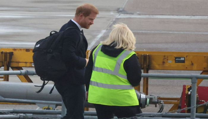 Viral, Manisnya Perhatian Pangeran Harry Pada Petugas Bandara Yang Sedih Dengan Kematian Ratu Eli