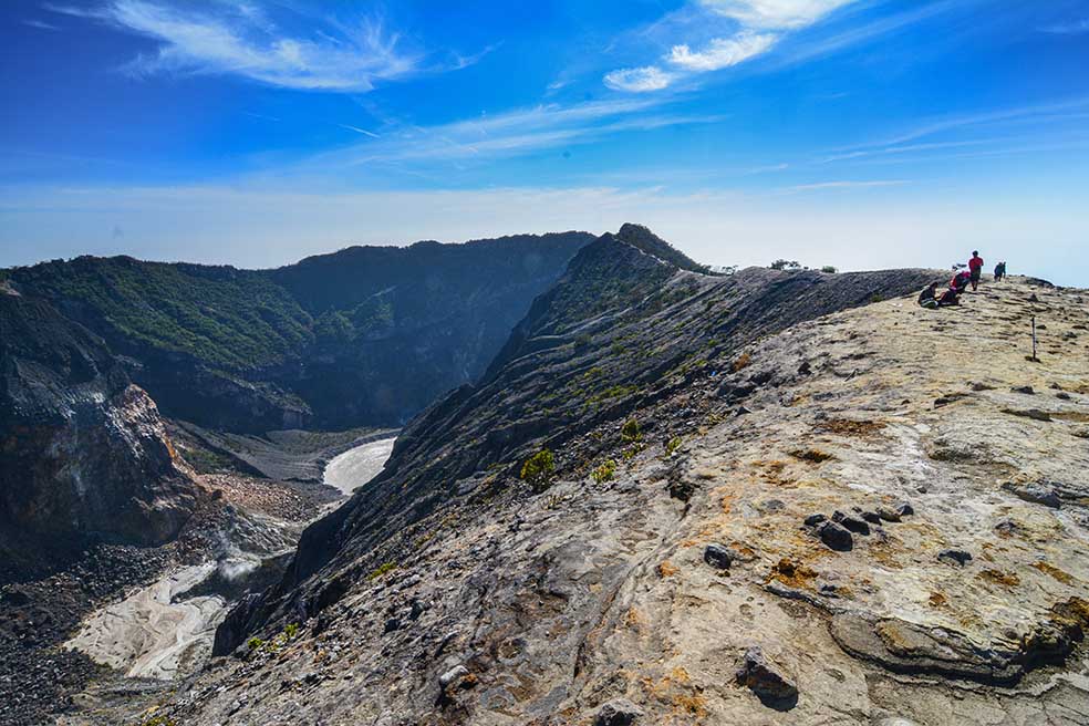 5 Rekomendasi Gunung di Jawa Barat yang Menjadi Favorit Para Pendaki untuk Hiking, Indah dan Memukau Mata!