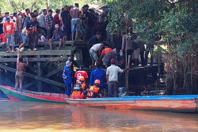 Basarnas Balikpapan Evakuasi Korban Tewas Diterkam Buaya di Sungai Bengawan