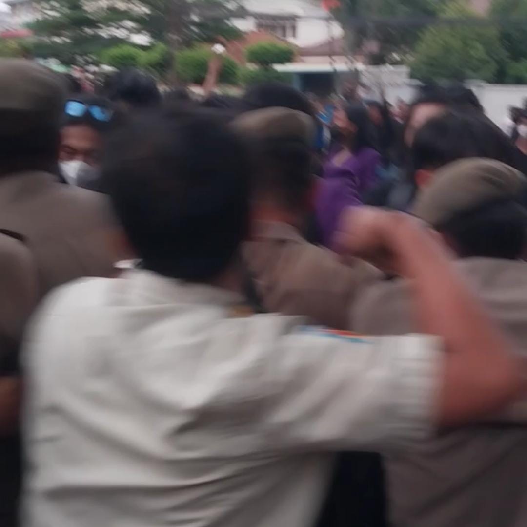Anggota Satpol PP yang Pukul Demonstran di DPRD Kota Bogor Dinonaktifkan 3 Bulan