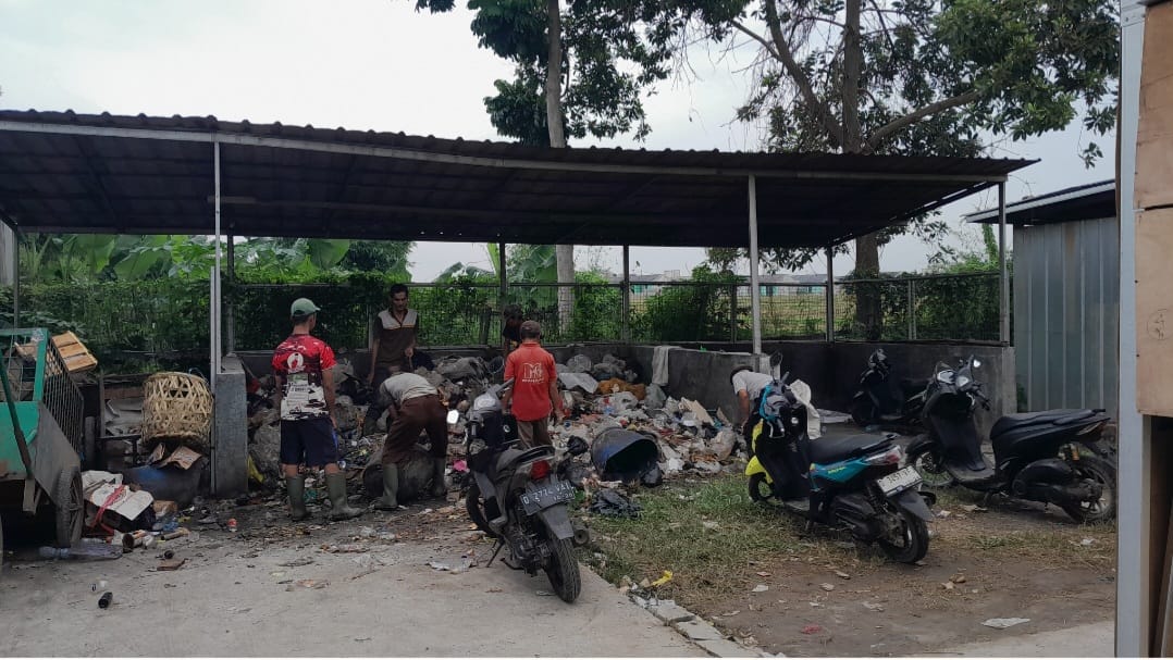 Tumpukan Sampah Ganggu Kenyamanan Pedagang, IWPC Minta Pemdes Ciparay Bandung Segera Bertindak