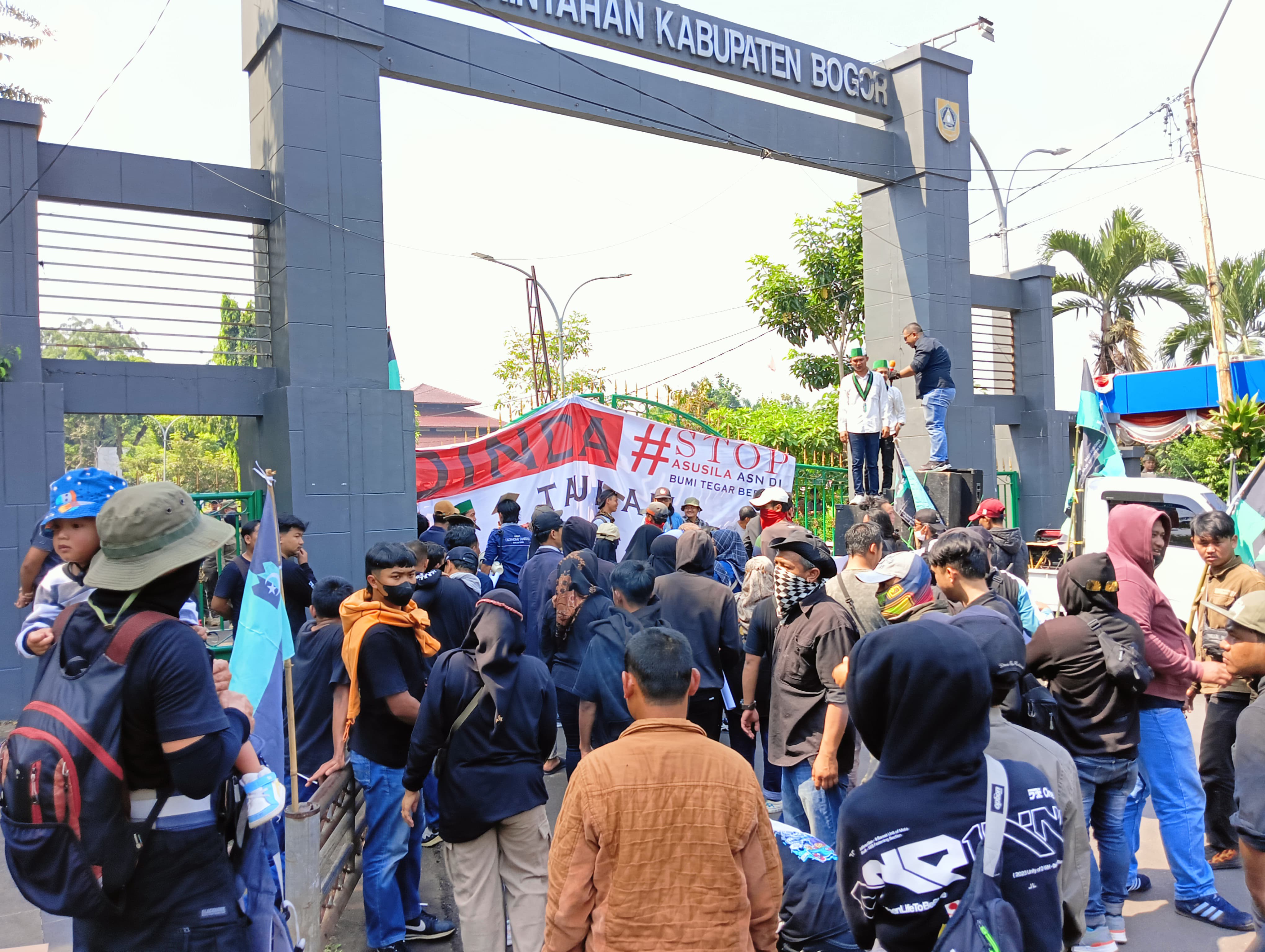 Puluhan Mahasiswa HMI MPO dan PKL Puncak Ajukan Delapan Tuntutan dalam Aksi Demo di Pemkab Bogor