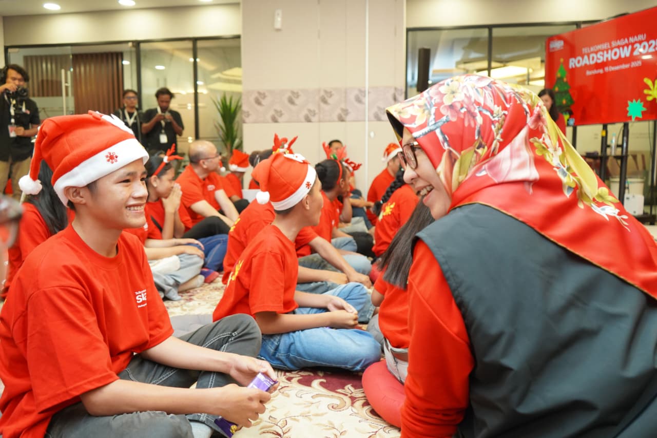 Sambungkan Senyuman, Telkomsel Berbagi Kebahagiaan dengan Anak Yatim Piatu Jelang Natal di Bandung